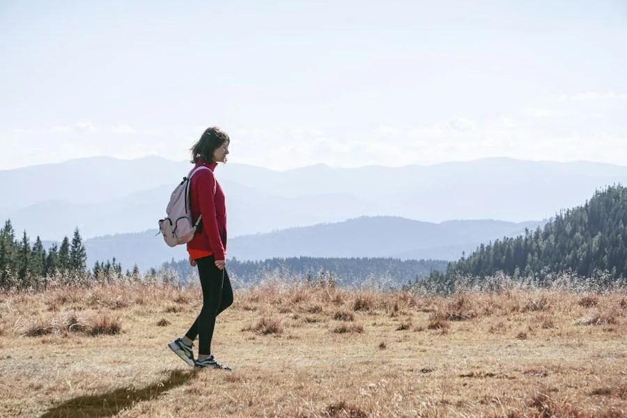 Mulher caminhando ao ar livre em contato com a natureza